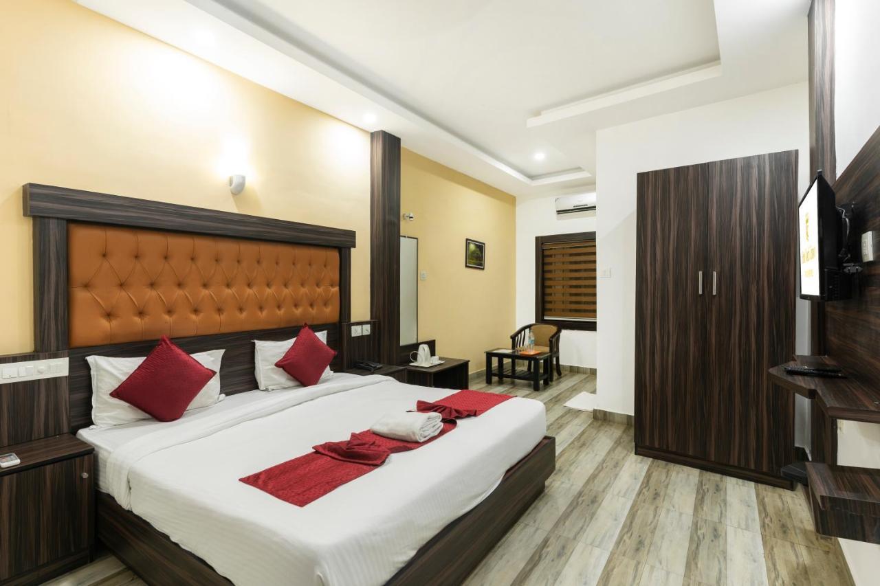 Hotel Kochi Crown Bagian luar foto