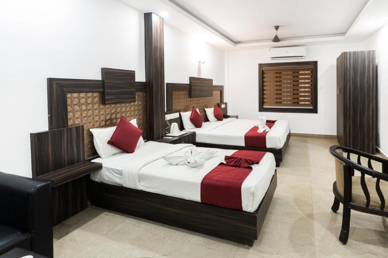 Hotel Kochi Crown Bagian luar foto
