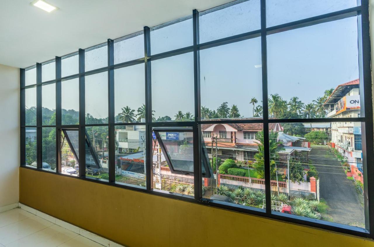 Hotel Kochi Crown Bagian luar foto