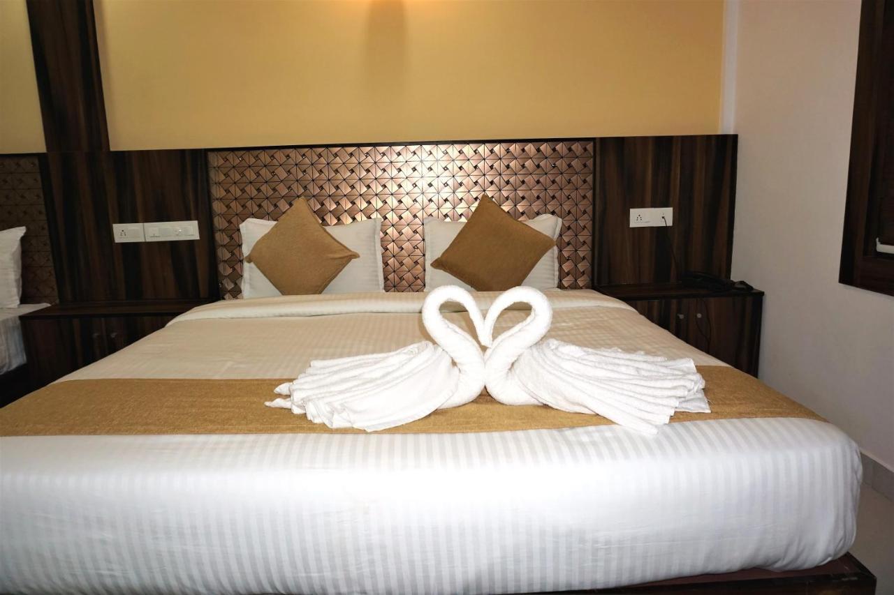 Hotel Kochi Crown Bagian luar foto