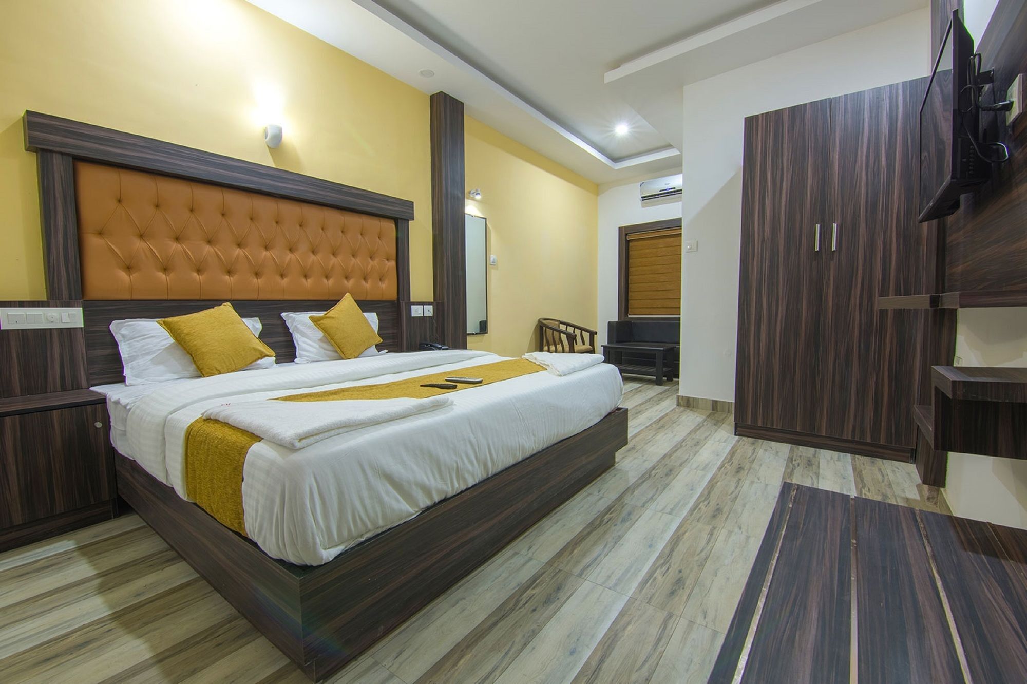 Hotel Kochi Crown Bagian luar foto